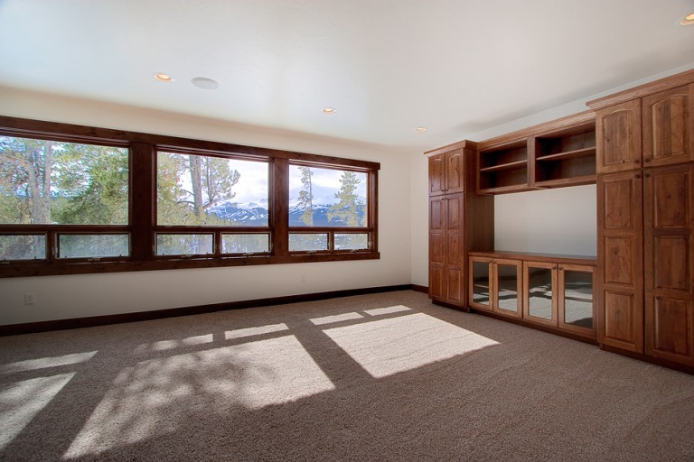 Spacious room with mountain view and wooden cabinets